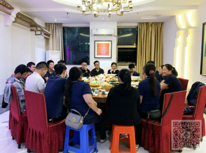举杯共饮，携手同行——海洛迎新聚餐活动